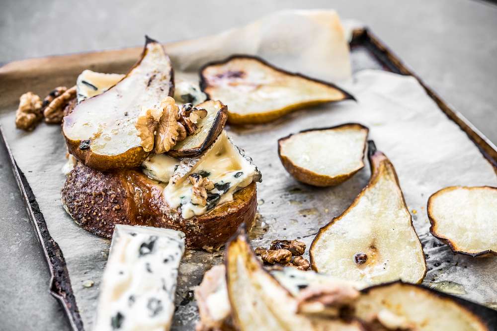 Chałka pain perdu z pieczoną gruszką i serem roquefort 1