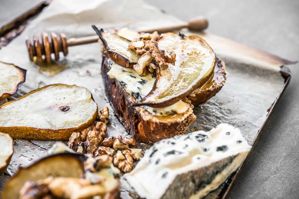 Chałka pain perdu z pieczoną gruszką i serem roquefort 2