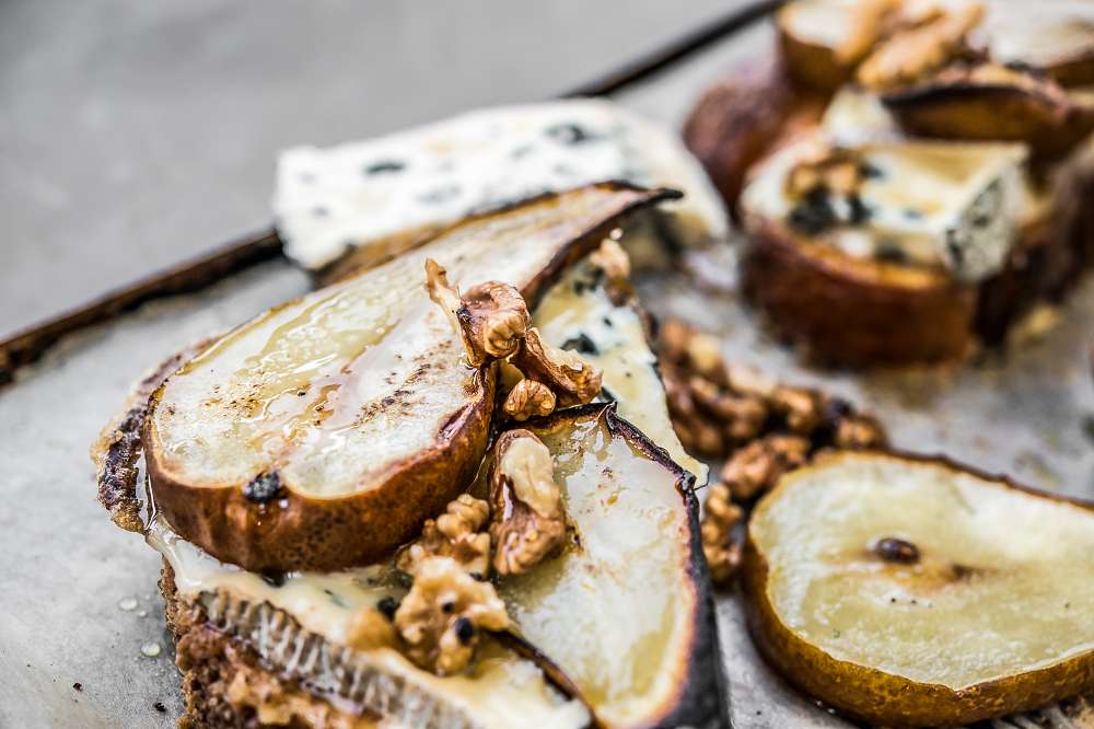 Chałka pain perdu z pieczoną gruszką i serem roquefort 4