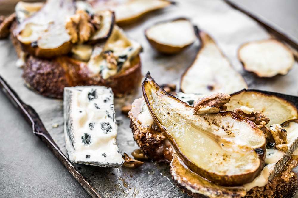 Chałka pain perdu z pieczoną gruszką i serem roquefort 5