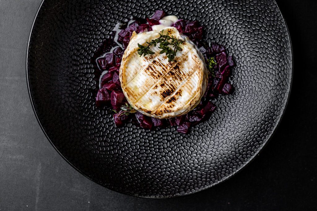 Smażony camembert i buraki