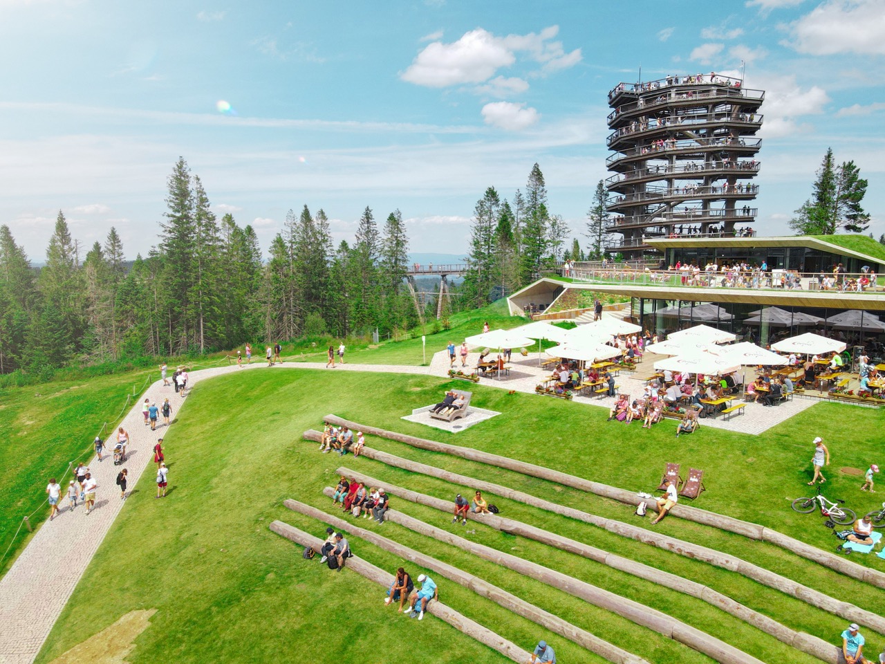 Letni widok ośrodka Bachledka z tarasem restauracji Panorama i wieżą widokową