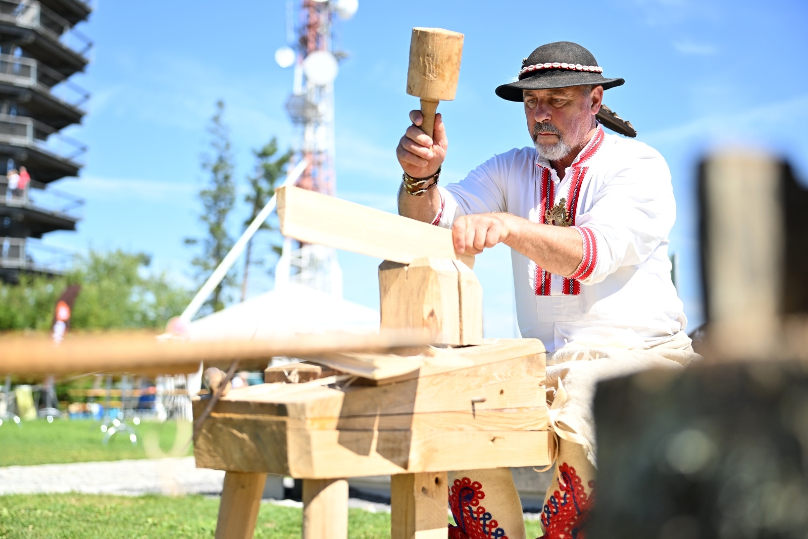 Występ zespołu folklorystycznego na scenie Goralskiego Festiwalu Folklorystycznego w Bachledce