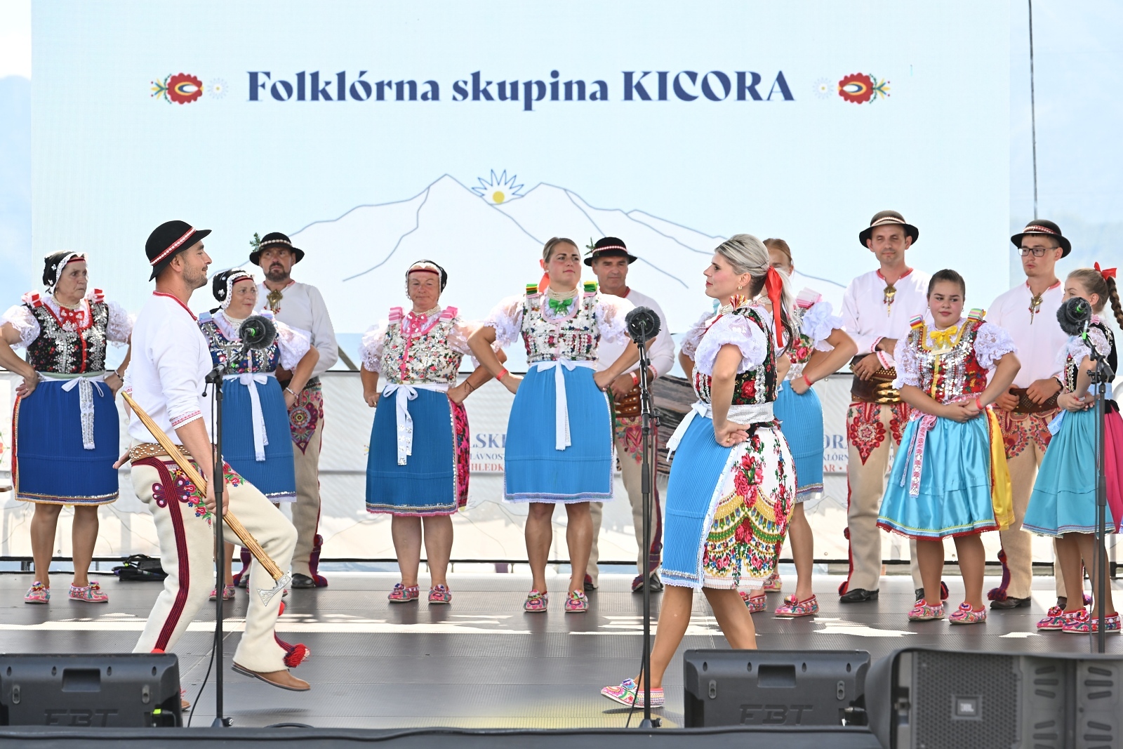 Muzycy góralscy z instrumentami smyczkowymi podczas Goralskiego Festiwalu Folklorystycznego w Bachledce