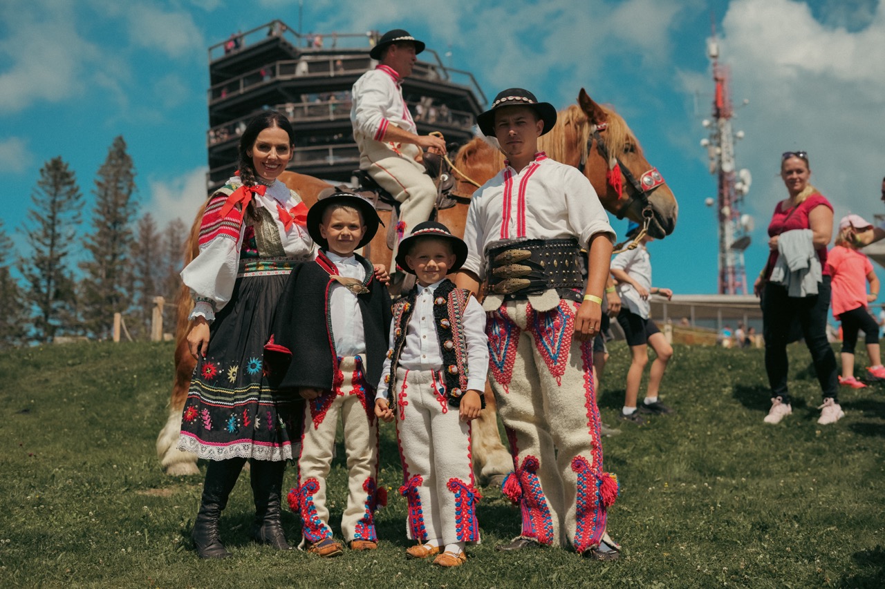 Tancerze w strojach góralskich podczas Goralskiego Festiwalu Folklorystycznego w Bachledce